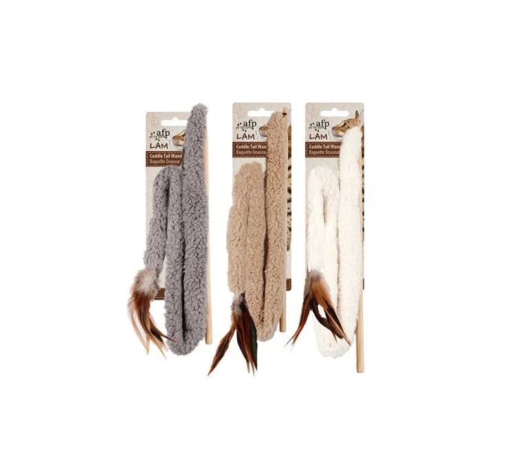 CUDDLE TAIL WAND afp, Lammeull, Ass. farger, 50x9x4cm.
