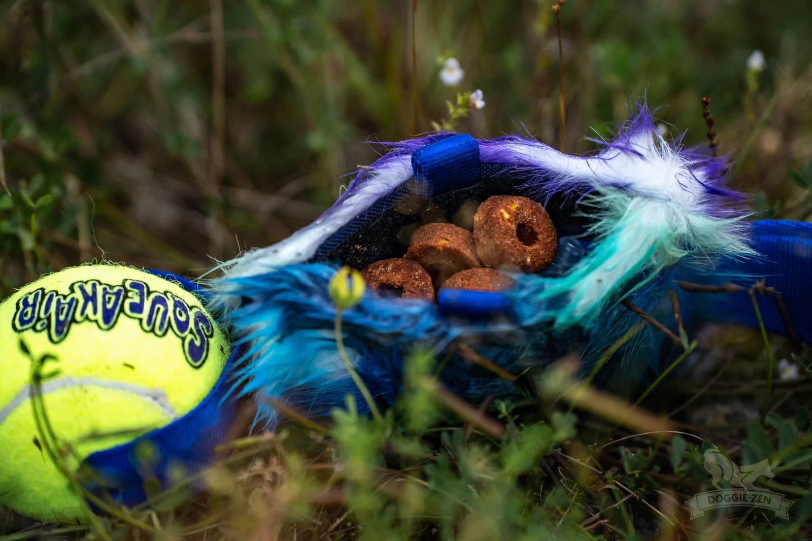 Doggie-Zen draleke fuskepels med Kong Air Squeezeball og lomme - Image 2