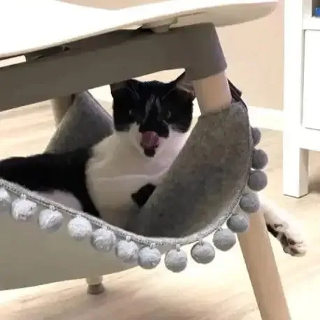 Hengekøye katt – katteseng til stol eller bord grå ull med pom poms