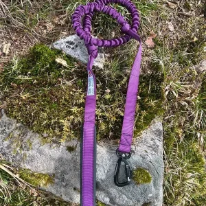 Huken Strikkline med polstret hempe Sort 250cm – Robust strikkbånd til tur og løping